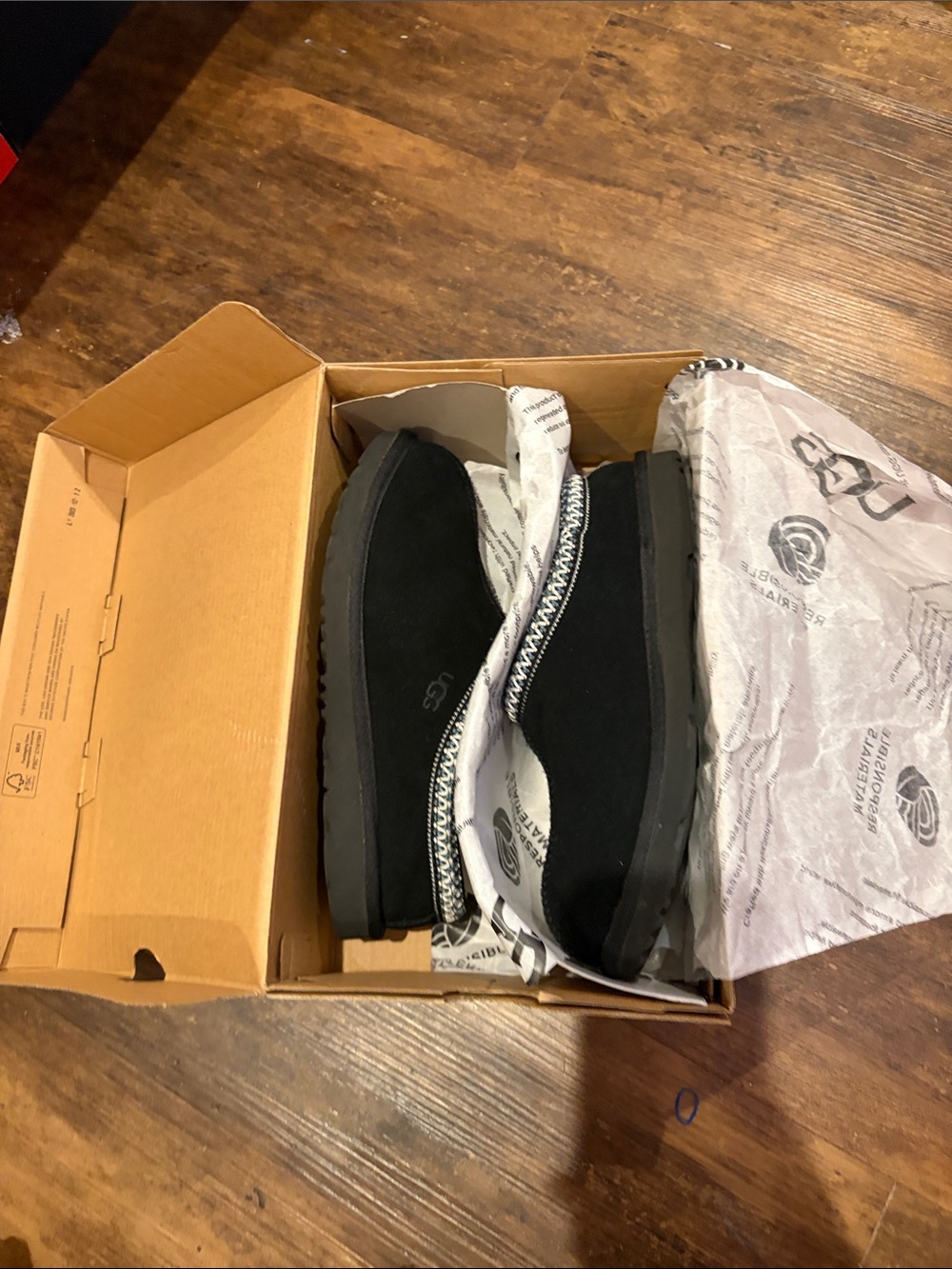 Ugg kids size 6 in women’s it’d be a 8 worn a few times in the color black